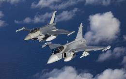 Gripen/E y F-16/D Block 50 volando juntos sobre los cielos de Brasil, en Cruzex 2024.