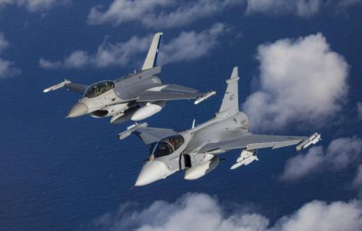 Gripen/E y F-16/D Block 50 volando juntos sobre los cielos de Brasil, en Cruzex 2024.