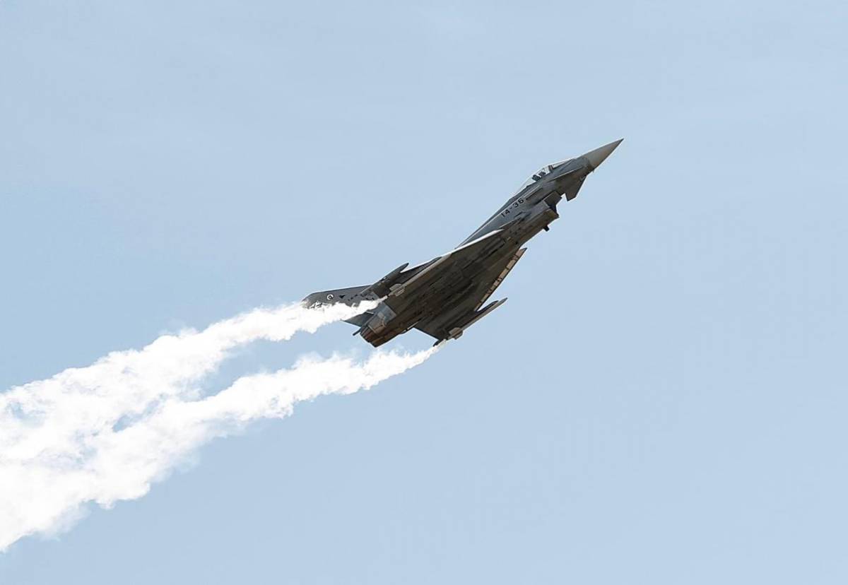 El Eurofighter del Ala 14 durante su primera exhibición pública usando generadores de humo. (foto Ejército del Aire y del Espacio) El Eurofighter del Ala 14 durante su primera exhibición pública usando generadores de humo. (foto Ejército del Aire y del Espacio)