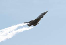 El Eurofighter del Ala 14 durante su primera exhibici�n p�blica usando generadores de humo. (foto Ej�rcito del Aire y del Espacio)