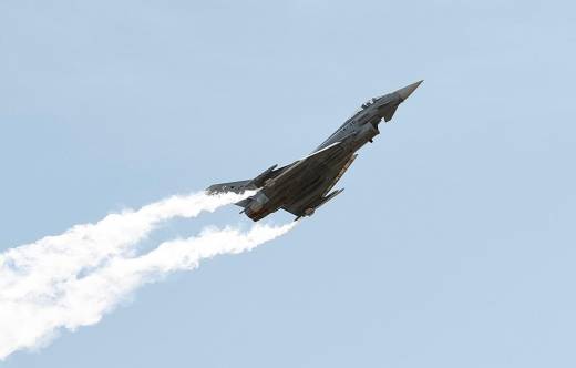 El Eurofighter del Ala 14 durante su primera exhibici�n p�blica usando generadores de humo. (foto Ej�rcito del Aire y del Espacio)