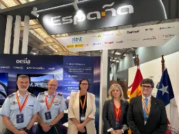 Foto de grupo en el pabell�n de Espa�a de la embajadora de Espa�a en Chile, Laura Oroz Ulibarri; el adjunto al Director General de Estrategia e Innovaci�n de la Industria de Defensa (DIGEID), H�ctor Casado; y de dos delegaciones del Ej�rcito del Aire y del Espacio, lideradas por el Segundo Jefe de Estado Mayor del Ej�rcito del Aire y del Espacio, el Teniente General Javier Hern�ndez Antu�a; y por el General Jefe del Mando de Apoyo Log�stico del Ej�rcito del Aire y del Espacio, Teniente General Carlos P�rez Mart�nez.