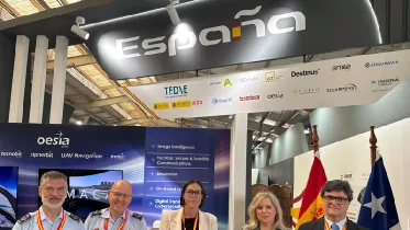 Foto de grupo en el pabell�n de Espa�a de la embajadora de Espa�a en Chile, Laura Oroz Ulibarri; el adjunto al Director General de Estrategia e Innovaci�n de la Industria de Defensa (DIGEID), H�ctor Casado; y de dos delegaciones del Ej�rcito del Aire y del Espacio, lideradas por el Segundo Jefe de Estado Mayor del Ej�rcito del Aire y del Espacio, el Teniente General Javier Hern�ndez Antu�a; y por el General Jefe del Mando de Apoyo Log�stico del Ej�rcito del Aire y del Espacio, Teniente General Carlos P�rez Mart�nez.