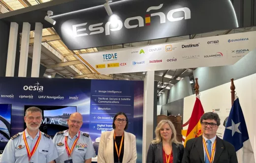 Foto de grupo en el pabell�n de Espa�a de la embajadora de Espa�a en Chile, Laura Oroz Ulibarri; el adjunto al Director General de Estrategia e Innovaci�n de la Industria de Defensa (DIGEID), H�ctor Casado; y de dos delegaciones del Ej�rcito del Aire y del Espacio, lideradas por el Segundo Jefe de Estado Mayor del Ej�rcito del Aire y del Espacio, el Teniente General Javier Hern�ndez Antu�a; y por el General Jefe del Mando de Apoyo Log�stico del Ej�rcito del Aire y del Espacio, Teniente General Carlos P�rez Mart�nez.
