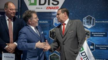 Guy Bonassi, Vicepresidente s�nior para Asia y Latinoam�rica en Thales estrechando la mano con Roberto Avenda�o Gerente General de DTS.