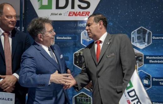 Guy Bonassi, Vicepresidente s�nior para Asia y Latinoam�rica en Thales estrechando la mano con Roberto Avenda�o Gerente General de DTS.