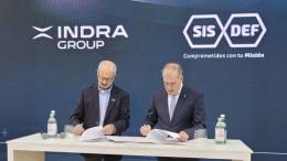 Momento de la firma entre SISDEF e Indra Group.