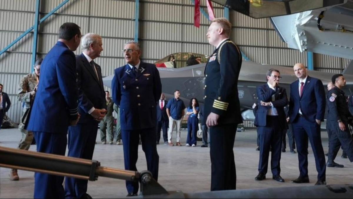 Presidente José Antonio Kast visitando los F-35 del Demo Team junto al Embajador, Brandon Judd . Presidente José Antonio Kast visitando los F-35 del Demo Team junto al Embajador, Brandon Judd .