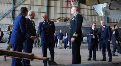 Presidente Jos� Antonio Kast visitando los F-35 del Demo Team junto al Embajador, Brandon Judd .