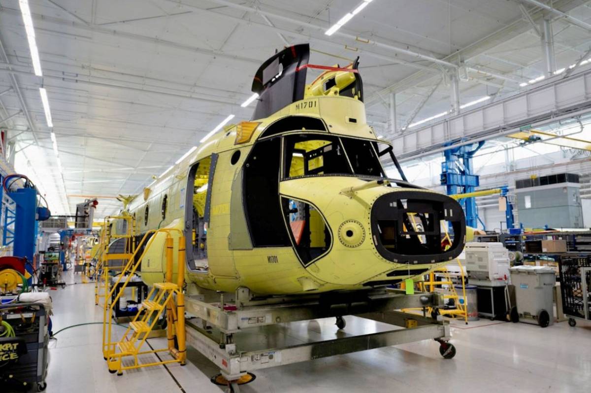 El primer CH-47F destinado a la �Luftwaffe�, en la l�nea de producci�n de la empresa Boeing Rotorcraft Systems sita en Ridley Park (Pensilvania). (foto Boeing)