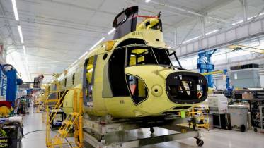El primer CH-47F destinado a la �Luftwaffe�, en la l�nea de producci�n de la empresa Boeing Rotorcraft Systems sita en Ridley Park (Pensilvania). (foto Boeing)