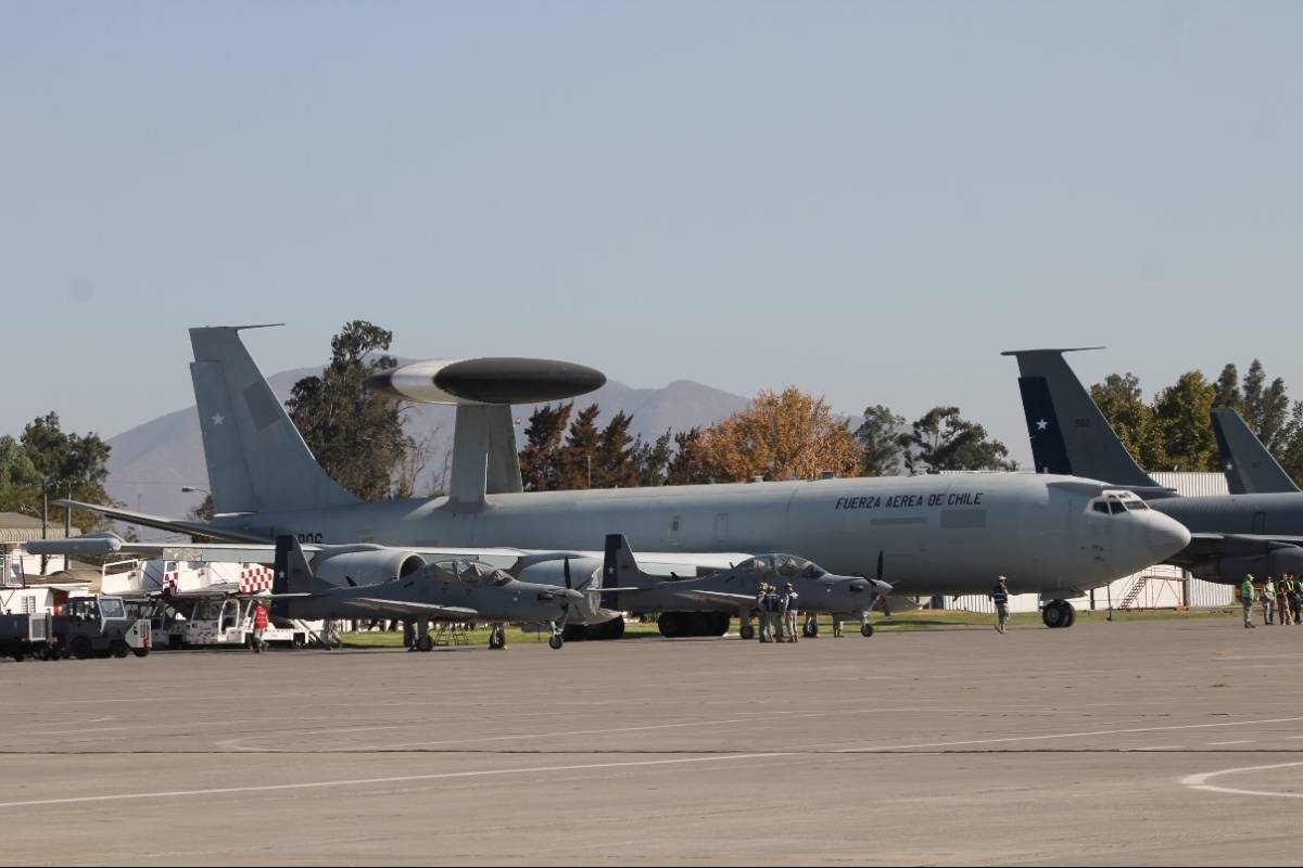 Boeing E-3 Sentry del Boeing E-3D AEW.Mk1 del Grupo de Aviaci�n N�10  y un par de Embraer A-29B Super Tucano del Grupo de Aviacion N� 1.