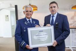 Director de la Direcci�n Espacial, General de Brigada A�rea (TI) Christian Stuardo N��ez recibiendo el reconocimiento de Airbus DS de manos de V�ctor de la Vela.