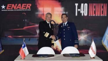 Vicealmirante C�sar Boffil, Director General de los Servicios de la Armada junto al General de Aviaci�n Miguel Stange Mu�oz, Presidente de FIDAE.