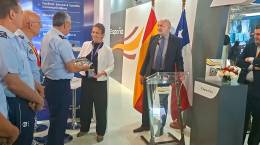 Entrega del Anuario Latinoamericano de la Defensa 2026 al Comandante en Jefe de la Fuerza A�rea de Chile, General del Aire Hugo Rodr�guez, en FIDAE 2026.