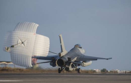 F-16 Fighting Falcon de la Fuerza A�rea de Chile (FACh) con su paraca�das de frenado desplegado (autor)