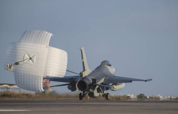 F-16 Fighting Falcon de la Fuerza A�rea de Chile (FACh) con su paraca�das de frenado desplegado (autor)