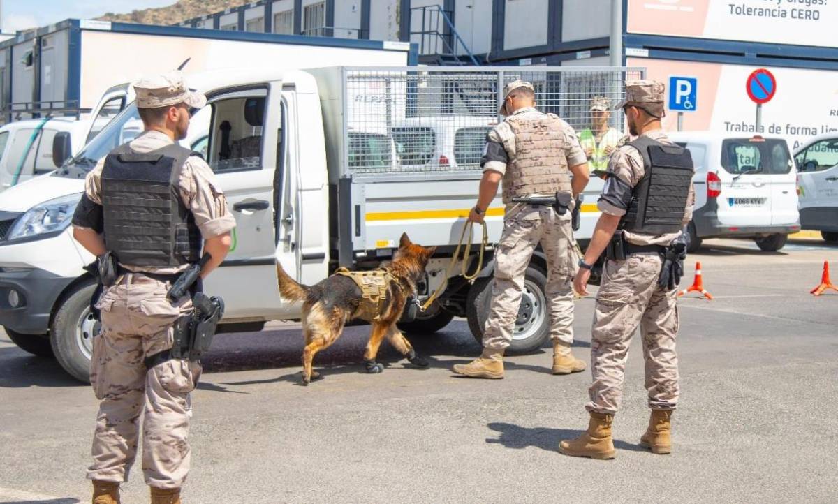 Revisión de un vehículo por parte de un equipo cinológico de la Policía Naval. (foto FUPRO) Revisión de un vehículo por parte de un equipo cinológico de la Policía Naval. (foto FUPRO)