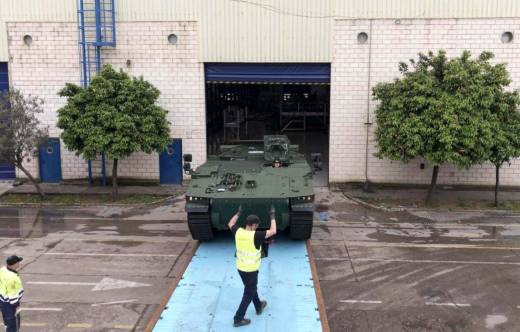 Veh�culo Hunter paar el ej�rcito de Letonia llega a Alcal� de Guadaira para iniciar la fase de pruebas y capacitacitaci�n.