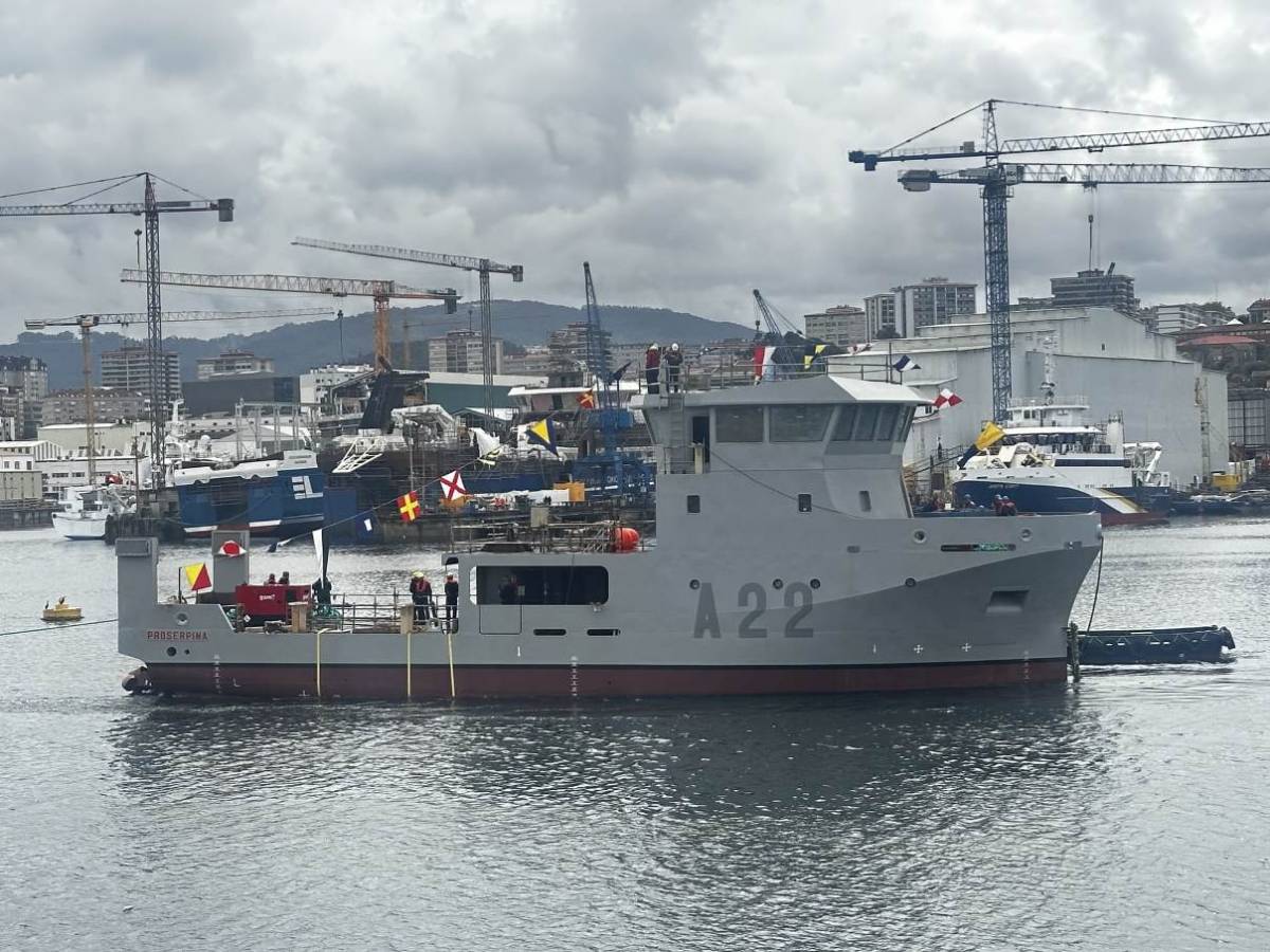 El nuevo UEB �Proserpina� en el puerto de Vigo, ya luce en el casco su nombre y numeral A22. (foto Armada)