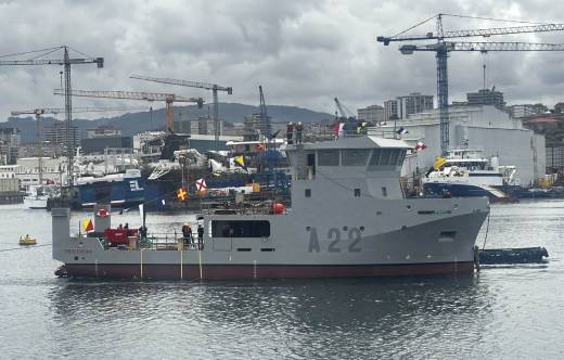 El nuevo UEB �Proserpina� en el puerto de Vigo, ya luce en el casco su nombre y numeral A22. (foto Armada)