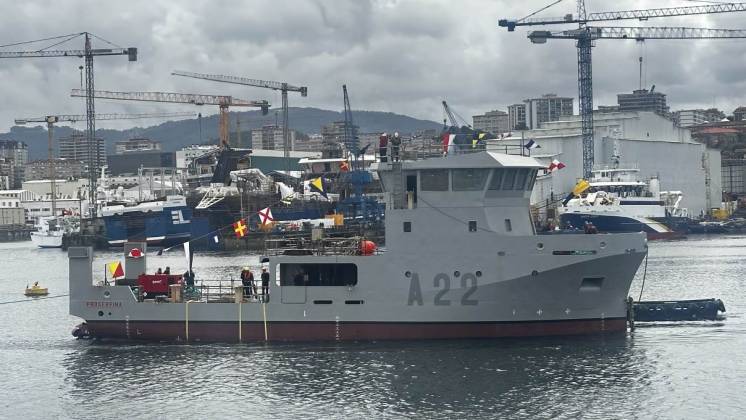 El nuevo UEB �Proserpina� en el puerto de Vigo, ya luce en el casco su nombre y numeral A22. (foto Armada)