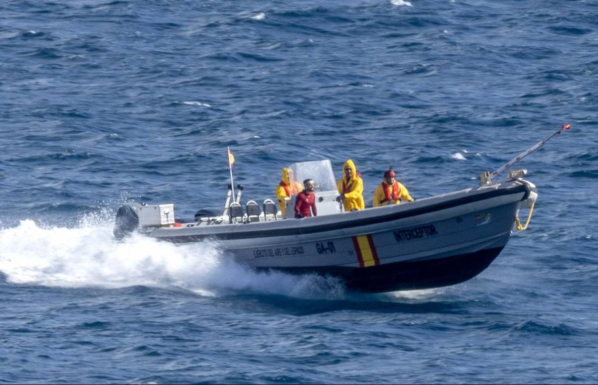 La lancha “Interceptor” navegando a toda velocidad por la Bahia de Gando. (foto Antonio Rodríguez Santana) La lancha “Interceptor” navegando a toda velocidad por la Bahia de Gando. (foto Antonio Rodríguez Santana)