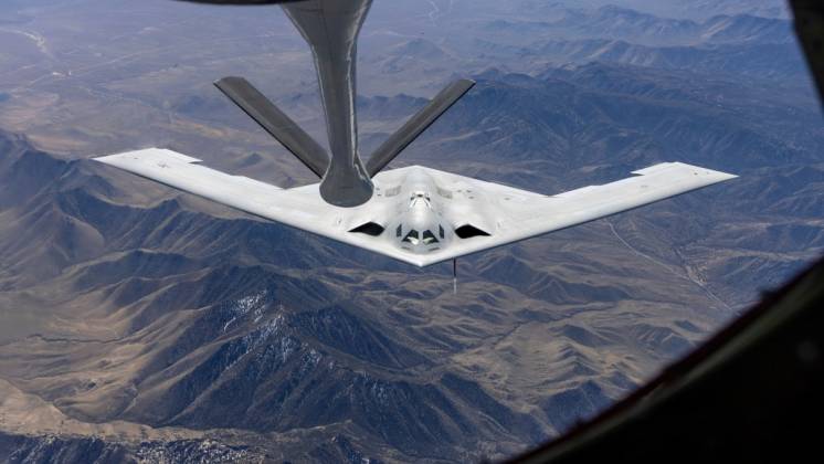 Uno de los prototipos del B-21 siendo reabastecido en el aire por un KC-135. (foto USAF)