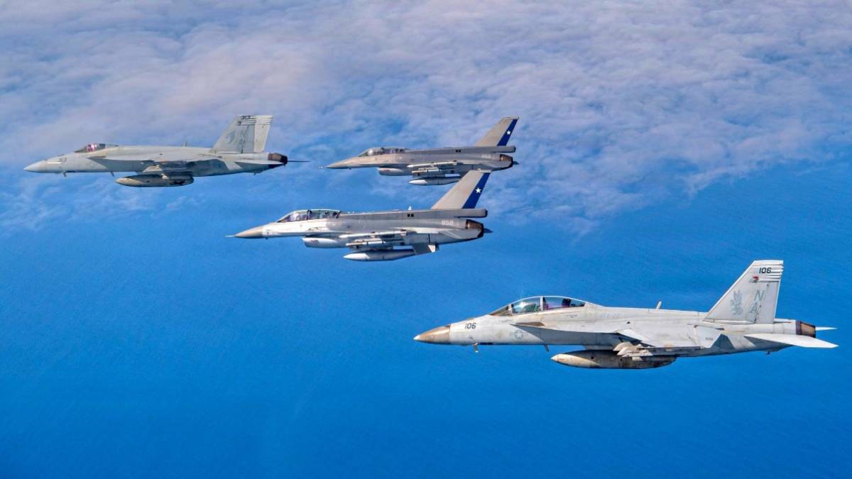 F-16/D Block 50 de la Fuerza A�rea de Chile (FACh) con F/A-18E/F Super Hornet del US Navy.