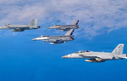 F-16/D Block 50 de la Fuerza A�rea de Chile (FACh) con F/A-18E/F Super Hornet del US Navy.