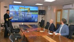 Gerente General de ASMAR, el capit�n de nav�o Rafael Castillo junto al embajador de Australia en Chile, Andrew Martin en ASMAR, Talcahuano.