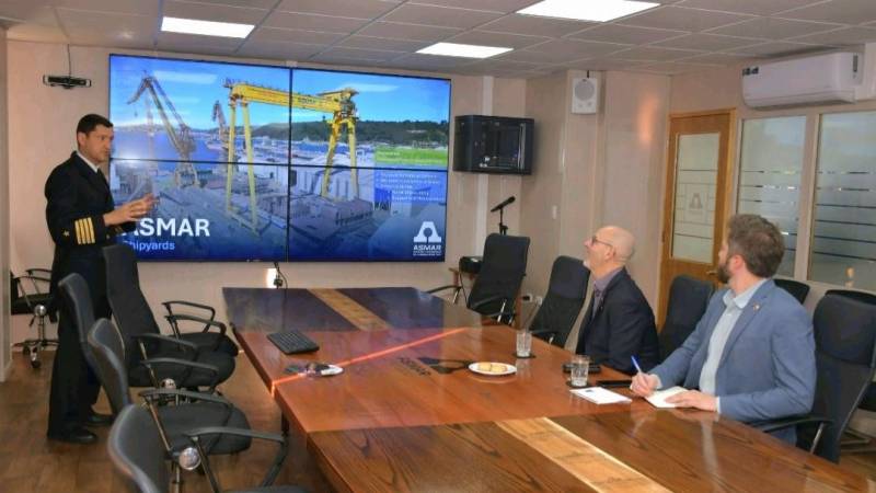 Gerente General de ASMAR, el capit�n de nav�o Rafael Castillo junto al embajador de Australia en Chile, Andrew Martin en ASMAR, Talcahuano.