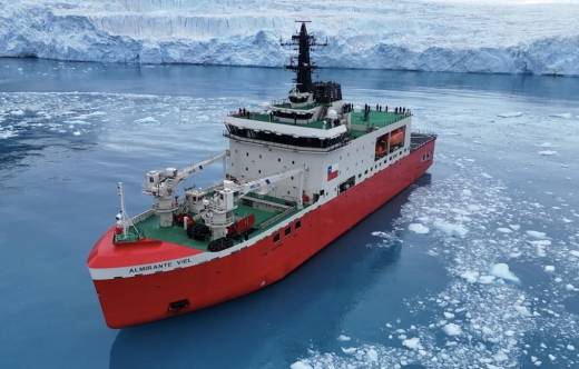 Rompehielos AGB-46 �Almirante Viel� de la Armada de Chile.