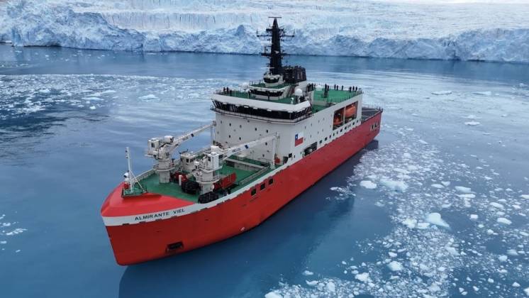 Rompehielos AGB-46 �Almirante Viel� de la Armada de Chile.