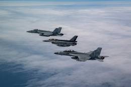 Sobrevuelo de F-16/D Block 50 y F/A-18E/F Super Hornet.