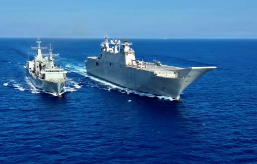 El �Juan Carlos I� repostando en alta mar del BAC �Cantabria�. (foto Armada)