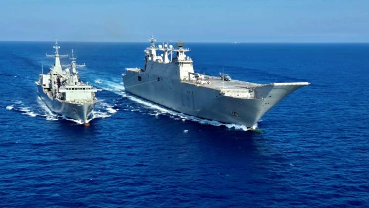 El �Juan Carlos I� repostando en alta mar del BAC �Cantabria�. (foto Armada)