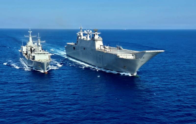 El �Juan Carlos I� repostando en alta mar del BAC �Cantabria�. (foto Armada)