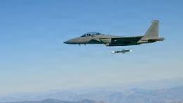 Un F-15SA lanza un misil Harpoon Block II frente a la costa de California en enero de 2026. (Foto de la Armada de los EE. UU.)