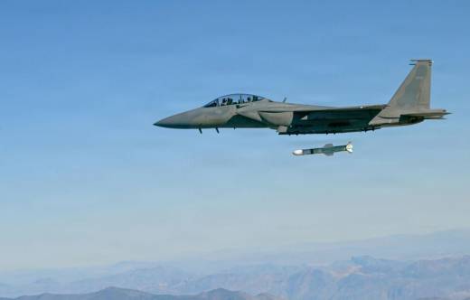 Un F-15SA lanza un misil Harpoon Block II frente a la costa de California en enero de 2026. (Foto de la Armada de los EE. UU.)