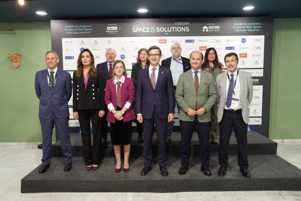 Foto de autoridades durante la segunda jornada de la II Edici�n de New Space  Solutions.
