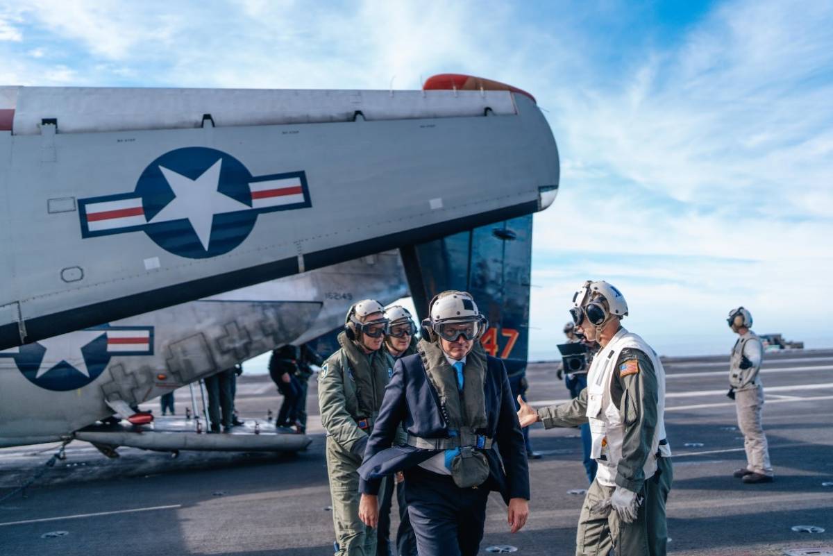 Presidente Jos� Antonio Kast bajando del avi�n Grumman C-2A Greyhound sobre la cubierta de vuelo del USS Nimitz (CVN-68) de la US Navy.