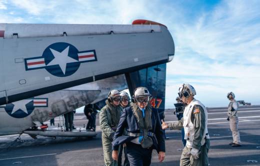 Presidente Jos� Antonio Kast bajando del avi�n Grumman C-2A Greyhound sobre la cubierta de vuelo del USS Nimitz (CVN-68) de la US Navy.