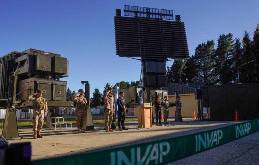 Ceremonia de entrega al EA de dos radares RPA-200M.