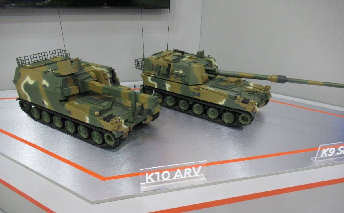 Ob�s autopropulsado K9 y veh�culo de municionamiento K10 en que se basan la soluci�n de cadenas propuesta por Indra y Hanwha (autor)