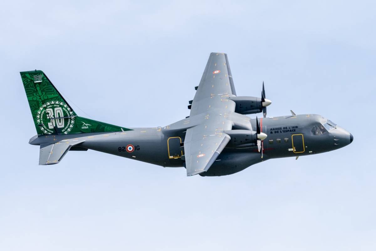 Uno de los CN235 del ET 82 �Maine� ha sido pintado especialmente para recordar los 30 a�os de servicio en Polinesia. (foto AAE)