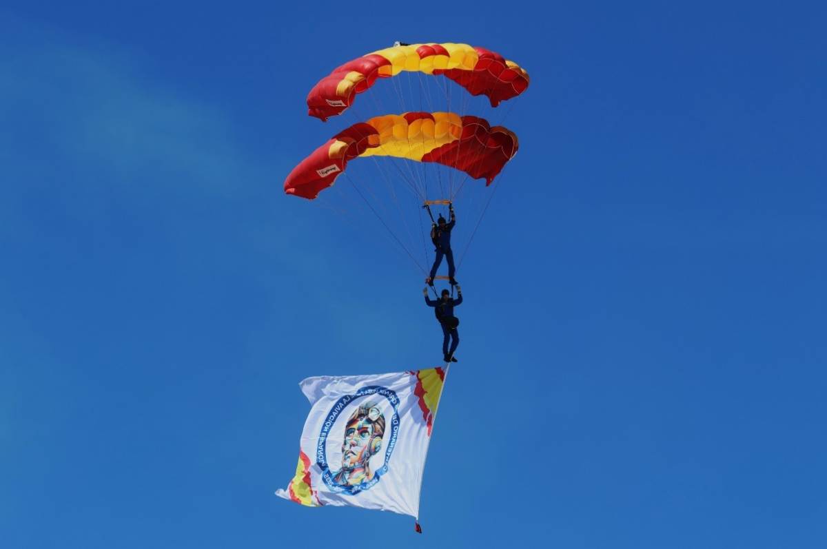Dos paracaidistas de la PAPEA descienden a la plataforma de Cuatro Vientos portando la bandera con el anagrama del centenario de los Grandes Vuelos de la Aviaci�n Espa�ola. (foto Julio Ma�z)