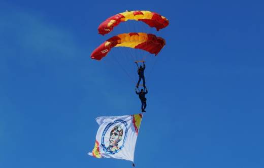 Dos paracaidistas de la PAPEA descienden a la plataforma de Cuatro Vientos portando la bandera con el anagrama del centenario de los Grandes Vuelos de la Aviaci�n Espa�ola. (foto Julio Ma�z)