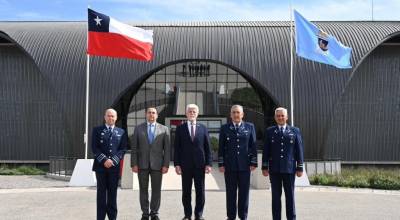Presidente checo Petr Pavel junto al Comandante en Jefe Hugo Rodr�guez Gonz�lez de la Fuerza A�rea de Chile en el Centro Espacial Nacional (CEN)