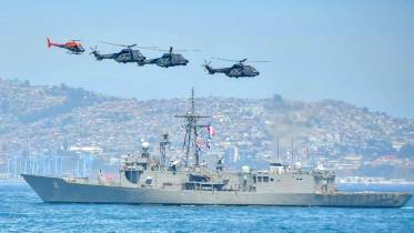 Fragata FFG-11 �Capit�n Prat� durante navegaci�n costera en Valpara�so, 2025.